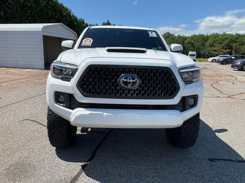 Super White 2018 Toyota Tacoma TRD Sport
