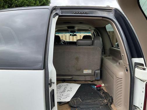 Summit White 2002 Chevrolet Suburban 1500 LS