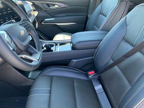 Polar White Tricoat 2026 Chevrolet Traverse High Country