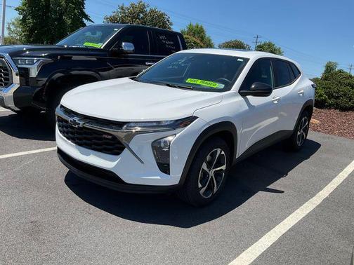 Summit White 2026 Chevrolet Trax FWD 1RS