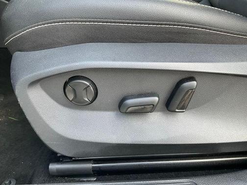 Pure White 2022 Volkswagen Taos 1.5T SE