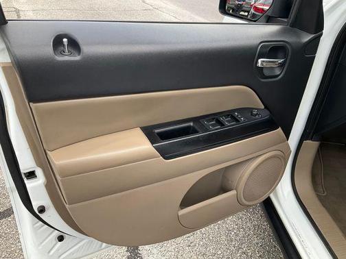 Bright White Clearcoat 2015 Jeep Patriot Sport