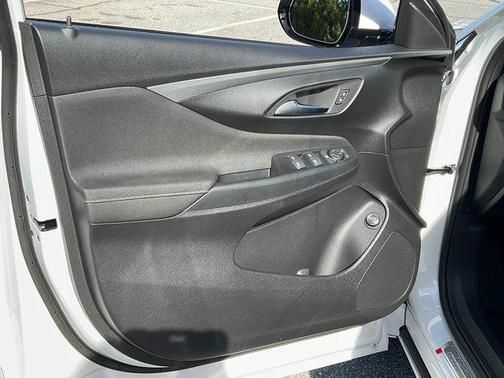 White Frost Tricoat 2026 Buick Envista Avenir FWD