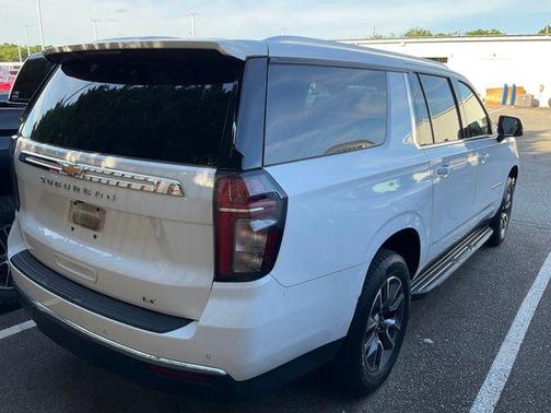 Summit White 2022 Chevrolet Suburban LT