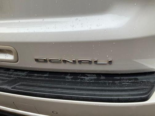 White Frost Tricoat 2021 GMC Yukon XL Denali