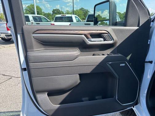 Glacier White Tricoat 2026 GMC Sierra 2500 SLT