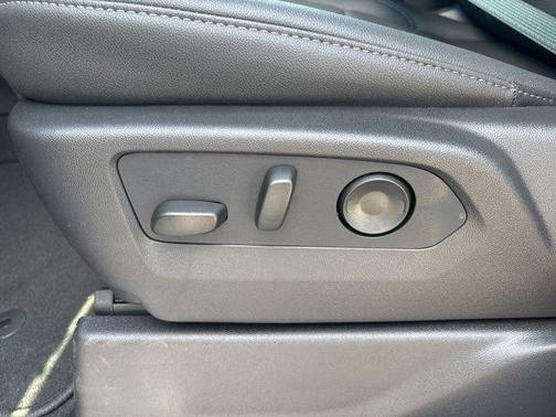 Glacier White Tricoat 2026 GMC Sierra 2500 SLT