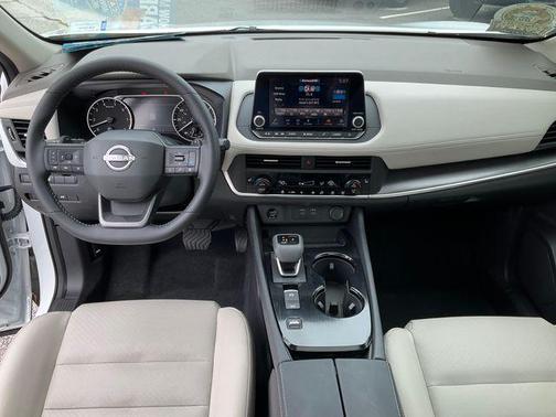 Everest White Pearl Tricoat 2026 Nissan Rogue SV