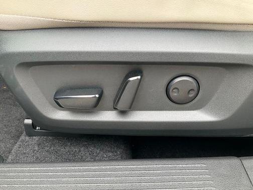 Everest White Pearl Tricoat 2026 Nissan Rogue SV