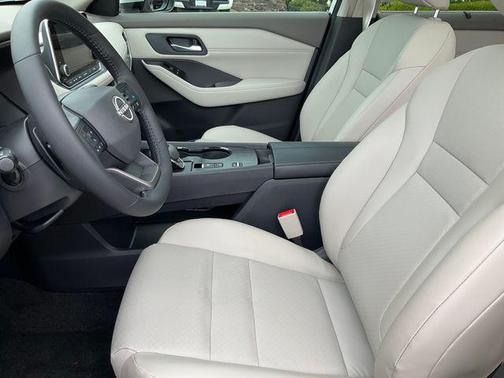 Everest White Pearl Tricoat 2026 Nissan Rogue SV