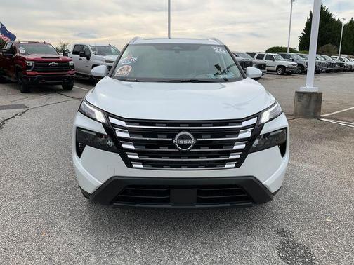 Everest White Pearl Tricoat 2026 Nissan Rogue SV