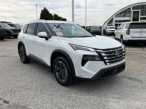 Everest White Pearl Tricoat 2026 Nissan Rogue SV