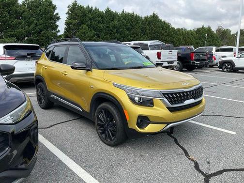 Starbright Yellow/Black Roof 2023 Kia Seltos Nightfall Edition