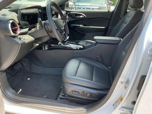 Summit White 2026 Chevrolet Trax FWD 2RS