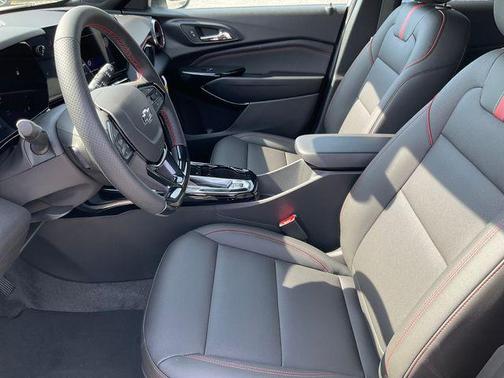 Summit White 2026 Chevrolet Trax FWD 2RS