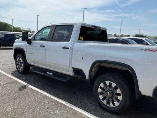 Summit White 2022 Chevrolet Silverado 2500 Custom