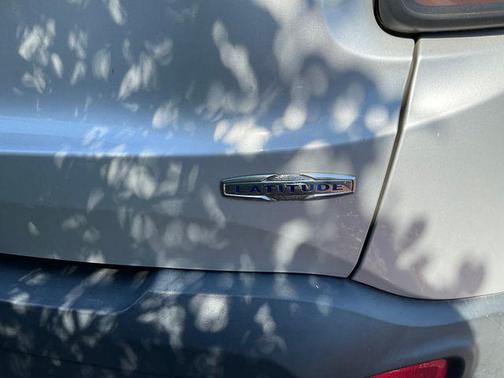 Glacier Metallic 2018 Jeep Renegade Latitude