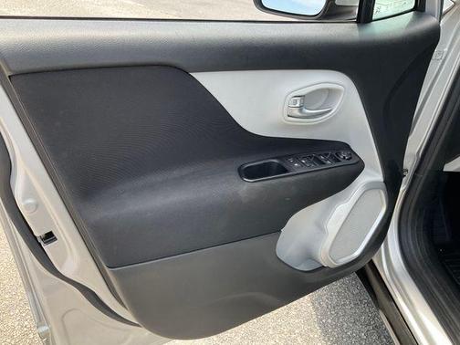Glacier Metallic 2018 Jeep Renegade Latitude