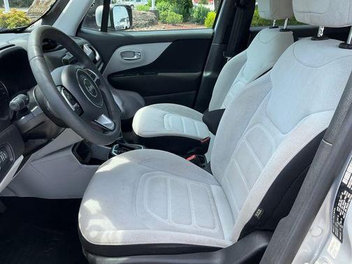 Glacier Metallic 2018 Jeep Renegade Latitude