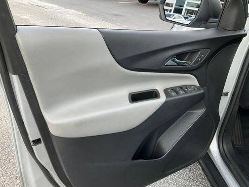 Silver Ice Metallic 2022 Chevrolet Equinox LS