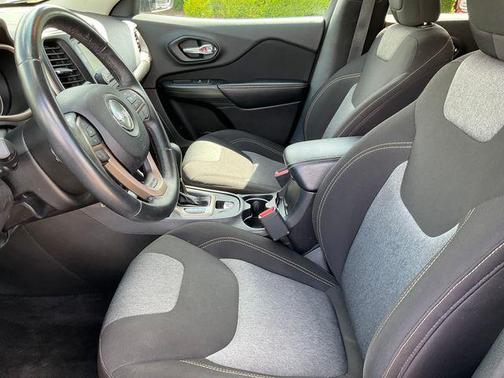 Granite Crystal Metallic Clearcoat 2017 Jeep Cherokee Sport