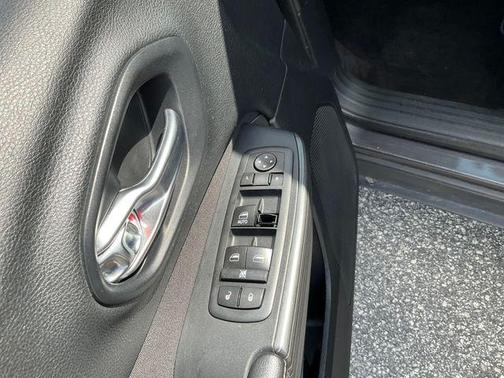 Granite Crystal Metallic Clearcoat 2017 Jeep Cherokee Sport