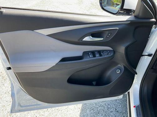 White Frost Tricoat 2026 Buick Envista Avenir FWD