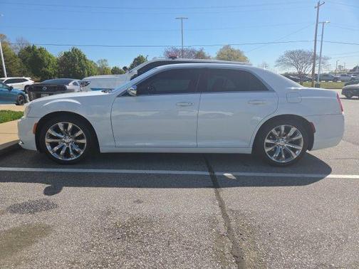 Bright White Clearcoat 2018 Chrysler 300 Touring