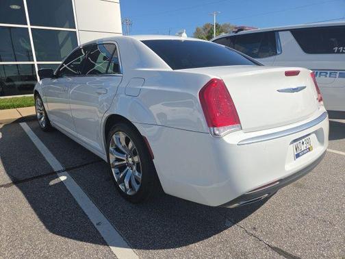 Bright White Clearcoat 2018 Chrysler 300 Touring