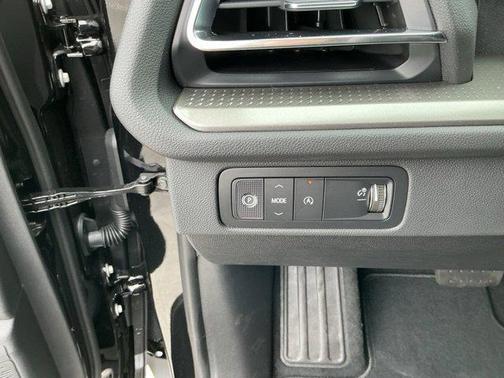 Mosaic Black Metallic 2027 Chevrolet Traverse LT