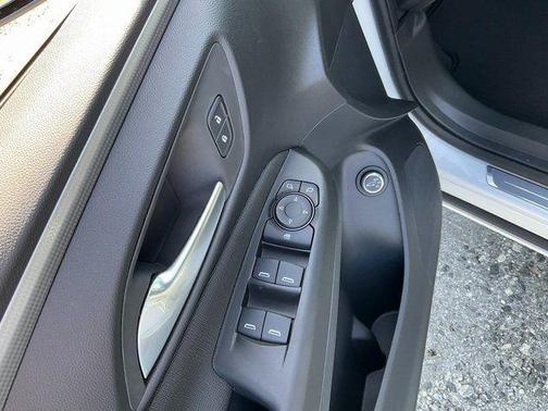 White Frost Tricoat 2026 Buick Envista Avenir FWD