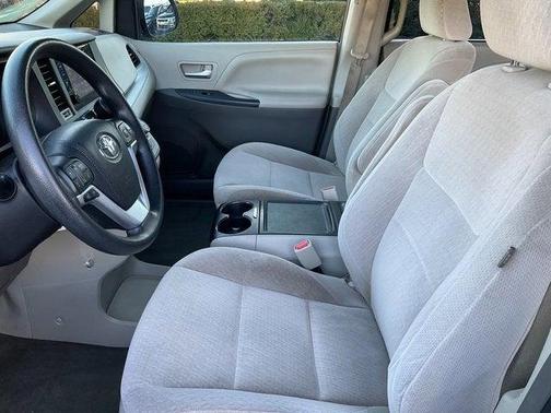 2016 Toyota Sienna LE