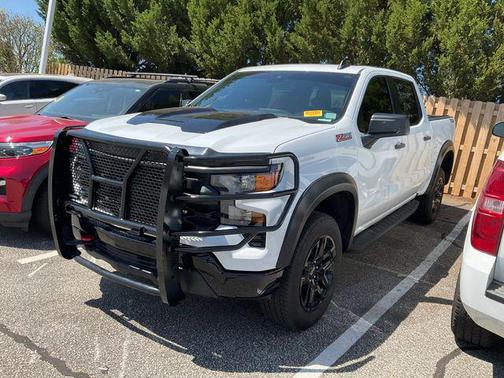 Summit White 2024 Chevrolet Silverado 1500 Custom Trail Boss