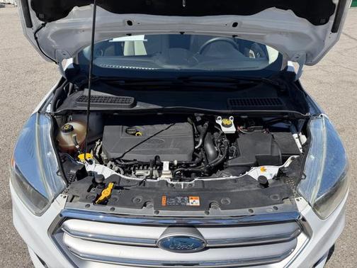 Oxford White 2017 Ford Escape SE