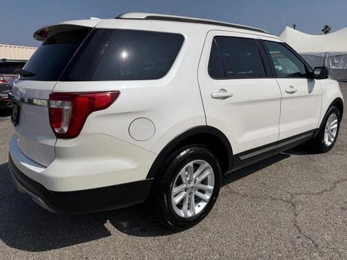 White Platinum Metallic Tri-Coat 2017 Ford Explorer XLT