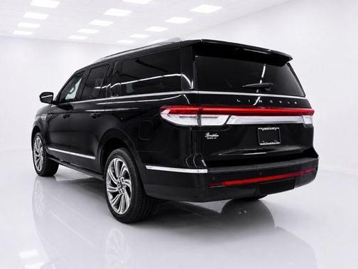 Black Metallic 2022 Lincoln Navigator L Reserve