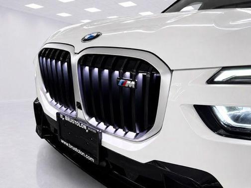 Mineral White Metallic 2024 BMW X7 M60i