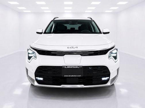 Snow White Pearl 2023 Kia Niro EV Wave