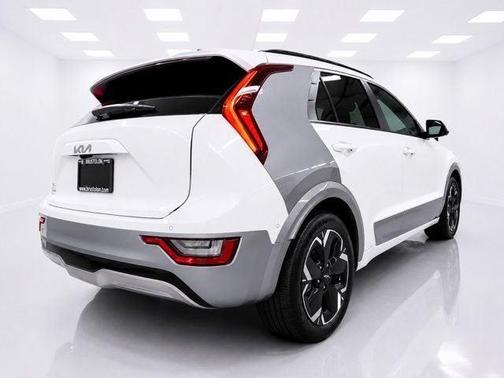Snow White Pearl 2023 Kia Niro EV Wave