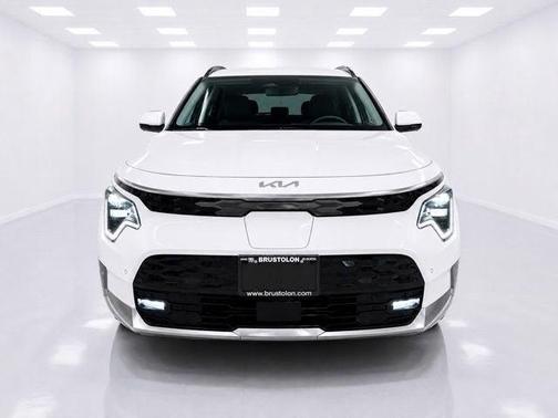 Snow White Pearl 2023 Kia Niro EV Wave