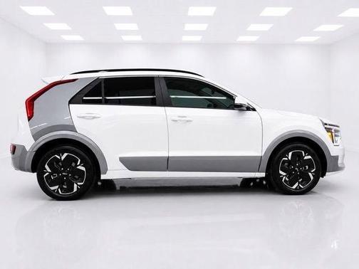 Snow White Pearl 2023 Kia Niro EV Wave