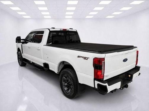 Oxford White 2023 Ford F-250 Lariat