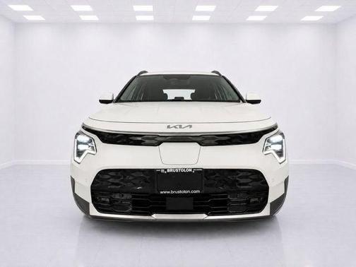 Snow White Pearl 2024 Kia Niro EV Wave