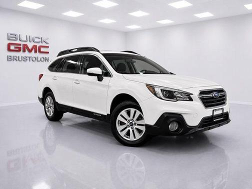 Crystal White Pearl 2018 Subaru Outback 2.5i Premium