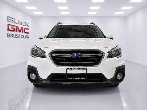 Crystal White Pearl 2018 Subaru Outback 2.5i Premium