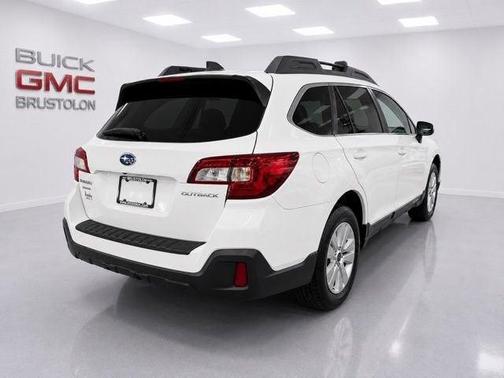 Crystal White Pearl 2018 Subaru Outback 2.5i Premium