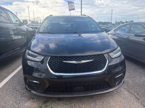 Brilliant Black Crystal Pearlcoat 2022 Chrysler Pacifica Touring L