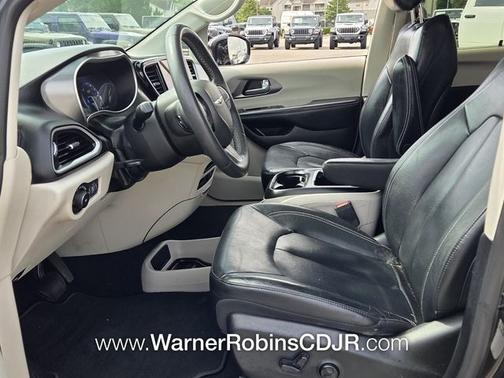 Brilliant Black Crystal Pearlcoat 2022 Chrysler Pacifica Touring L