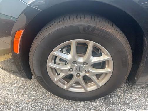 Brilliant Black Crystal Pearlcoat 2022 Chrysler Pacifica Touring L