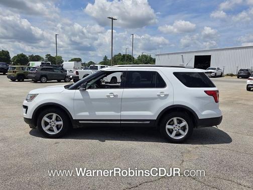 Oxford White 2018 Ford Explorer XLT